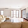 5br Luxury House 20 Min To Cbd Spacious Living