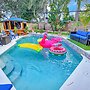 Urban Oasis W/hot Tub, Heated Pool And Private Movie Theater 2 Bedroom