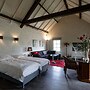 Room-room to Rent With own Entrance, liv