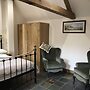 Nuneaton - Cottage - Sleeps 2 - Parking - Garden