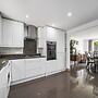 House - Sleeps 8 & On-site Parking
