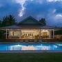 Gorgeous Renovated 1937 Plantation Style Beach House 50 Steps To The C