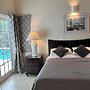 Villa - Sleeps 6 - Pool - Parking - Garden