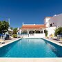 Charming 3BR Villa With Pool in Armação de Pêra