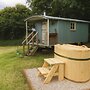 1 Bed Shepherds Hut - Sleeps 2 -wood Fired Hot Tub