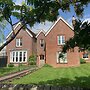 The Farmhouse - Sleeps 12 With Private Grounds
