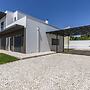 4 Bed Villa - Sleeps 8 - Pool - Garden - Parking