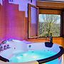 Cottage With Jacuzzi and Fireplace in the Room