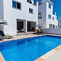 Sanders White Mountains - Pleasant Villa With Pool