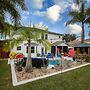 Gorgeous Urban Oasis W/hot Tub, Heated Pool And Private Movie Theater 
