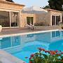 Villasleeps10-garden-freeparking-pool-ac