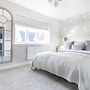 4 Bedroom Detached House 5mins Walk to Shopping Village