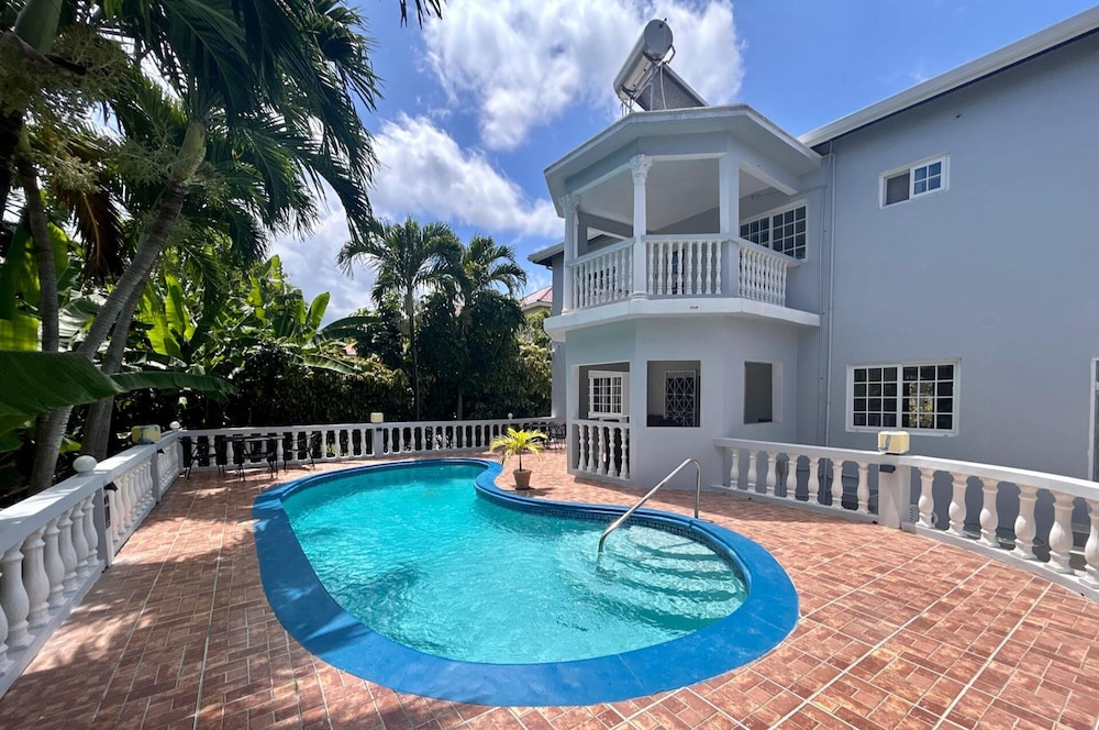 5 Bed Villa Sleeps 14 - Private Pool