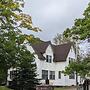 Hill Road Manor Bed & Breakfast