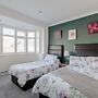 Room-apple House Wembley - Family Room w
