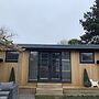 Lodge , air con , Free Parking , Mini bar