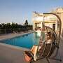 IO Luxury Pool & Hot Tub Suites