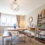 Comfortable 5 Bedroom Detached House With Parking