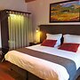 Oakhurst Hotel