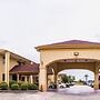 Downtowner Inn and Suites Hobby