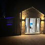 Jacuzzi Spa! Stunning Entire Guest House - Netflix