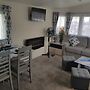Lodge - Sleeps 8 - Parking, Wifi,