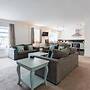 5 Bedrooms/sleeps 10-12/free Wifi & Parking/garden