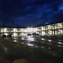 Shoreside Inn & Suites