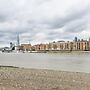 Modern 4 Bedroom Terraced House by the Thames!