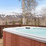 Russell Home by Avantstay Expansive Deck, Stunning Views & Hot Tub!