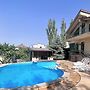 4 Bed Villa Estate Sleeps 7 - Pool, Garden, Sauna