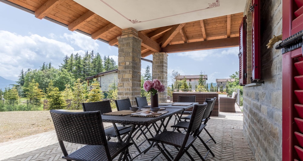 JOIVY Superb Villa For 7 W/Backyard And Bbq Area In Vaccarezza
