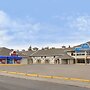 Colonial Square Inn & Suites