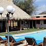 Machele' s Place Beachside Hotel & Pool