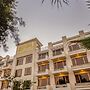 Roomy Signature Hotel