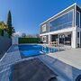 Villa With Pool and Backyard in Kepez