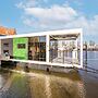 Beautiful Houseboat With Shared Pool