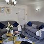 Modern 2-bed Home - Private Garden, Parking & Wifi