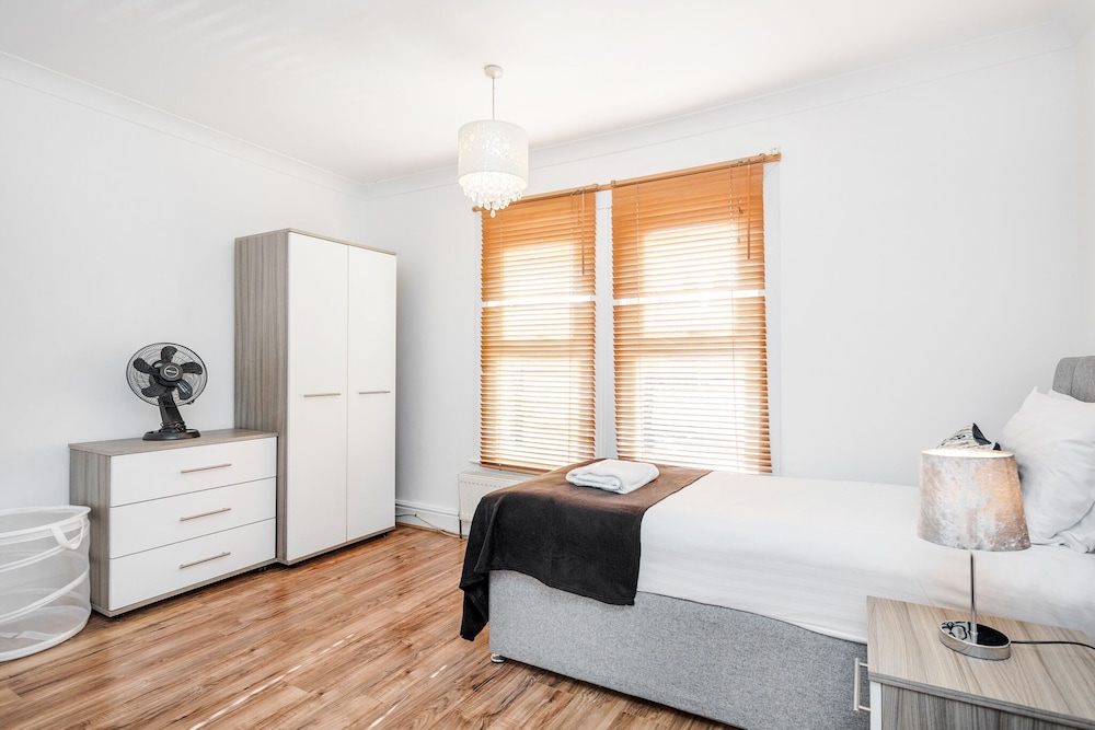 4 Bed House - Sleeps 8 - Garden - Parking - Wifi