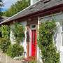 Gorgeous Comrie Cottage, hot tub & Mountain Views