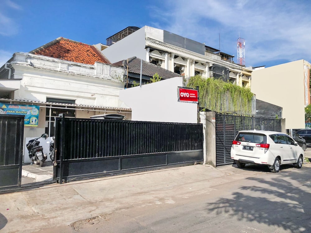 OYO Flagship  90789 Genteng Residence