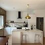 3 Bed Cottage - Sleeps 6 - Pets - Parking - Wifi