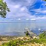 Spacious Waterfront Retreat Near Uw-green Bay