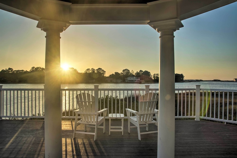 Shared Pool & Bay Access: Ocean View Retreat