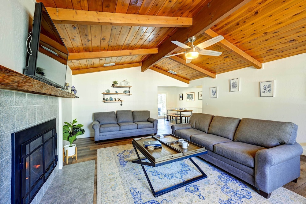 Dog-friendly Oakhurst Home: Walk to Downtown!