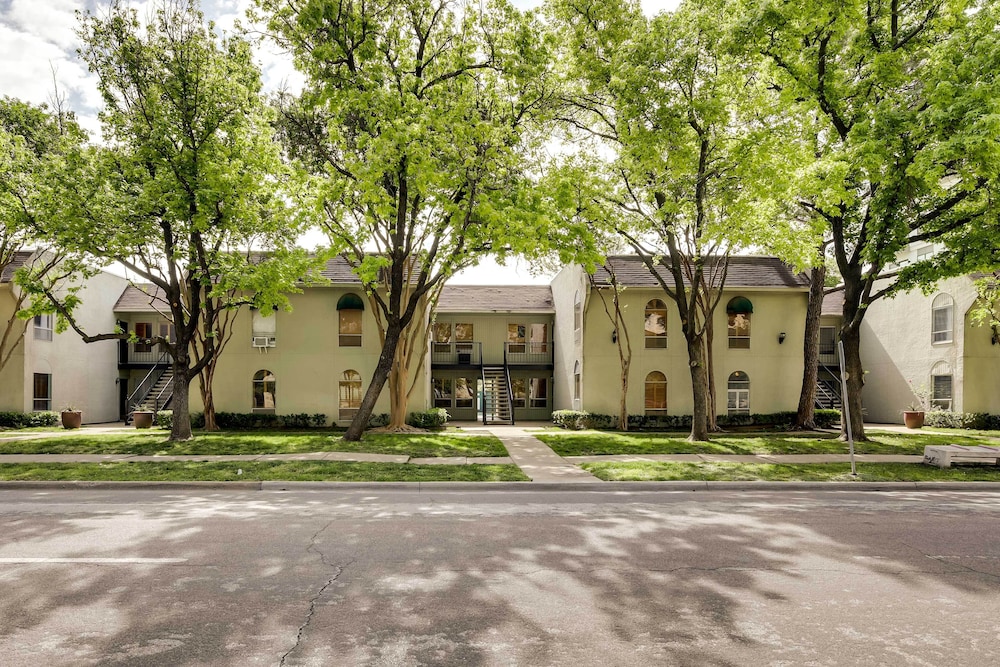 Serene Dallas Condo w/ Pool - Walkable Location!