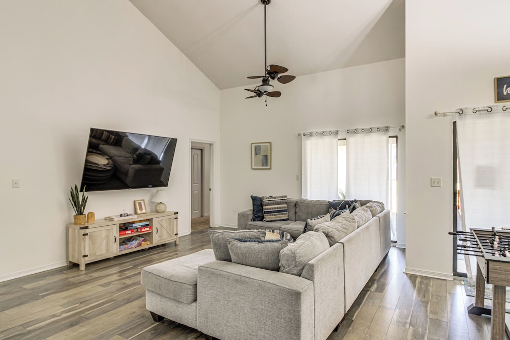 Navarre Home w/ Game Area + Mini Golf Course!
