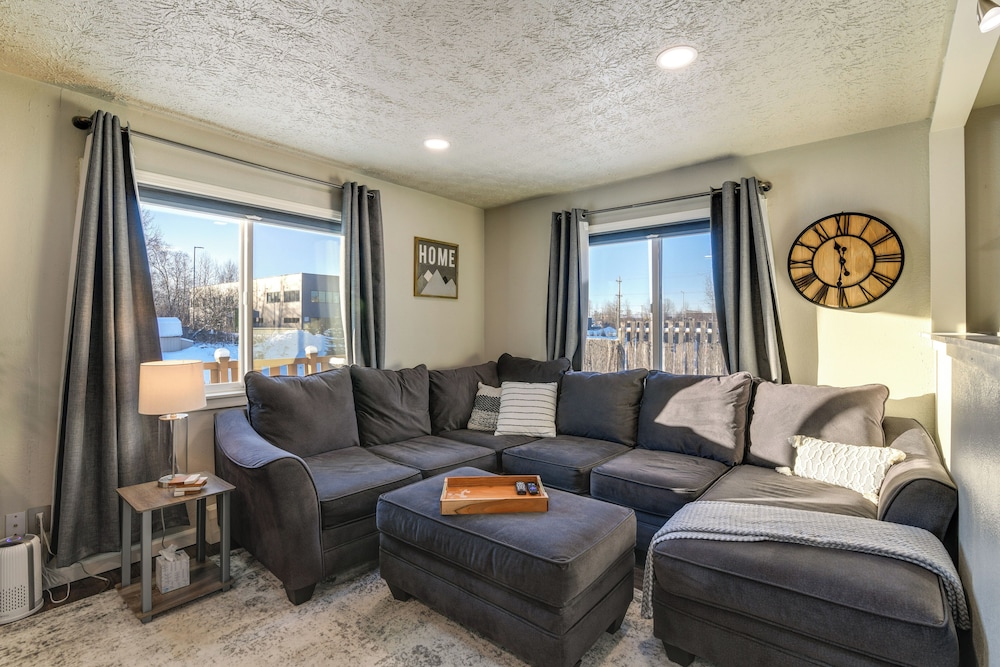Updated Townhome: Near Airport & Shopping!