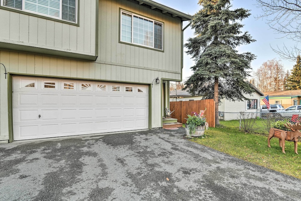 Stunning Anchorage Townhome ~ 5 Mi to Dtwn!