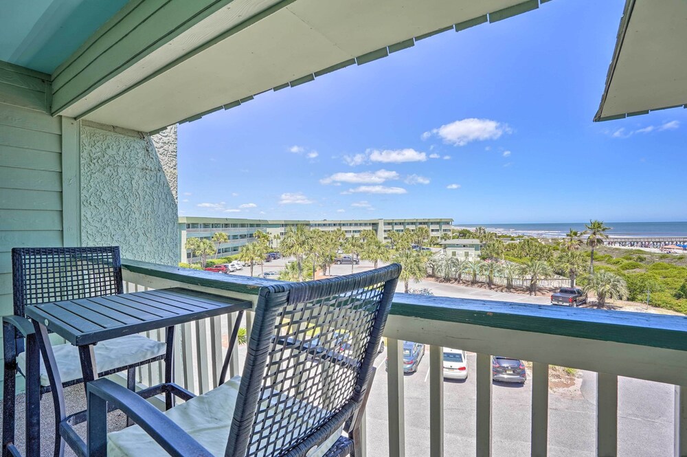 Beachfront Isle of Palms Condo w/ Balcony & Pool!